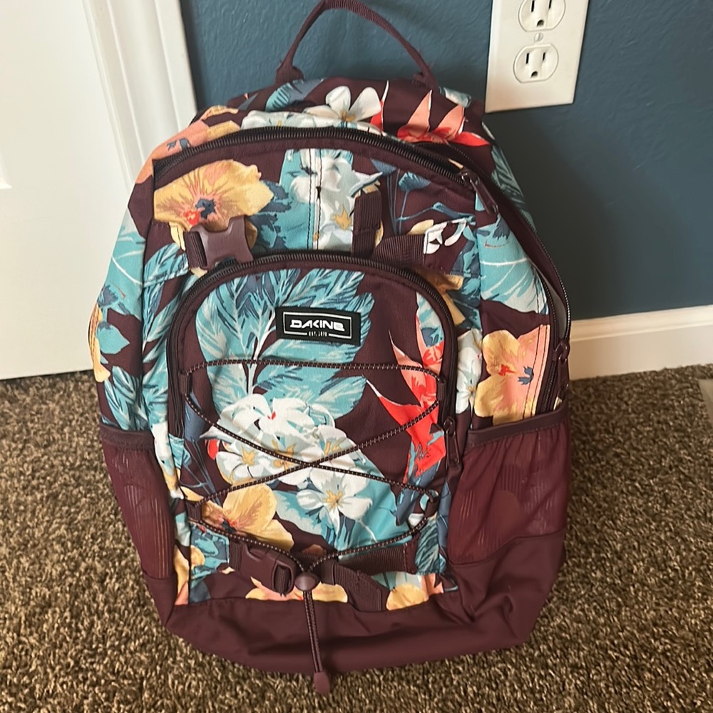 Woman’s Hawaiian print backpack like new- used once.